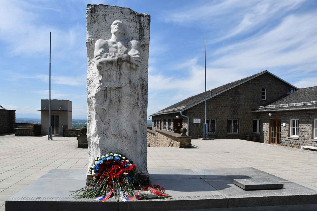 Памятник Карбышеву на месте концлагеря.jpg